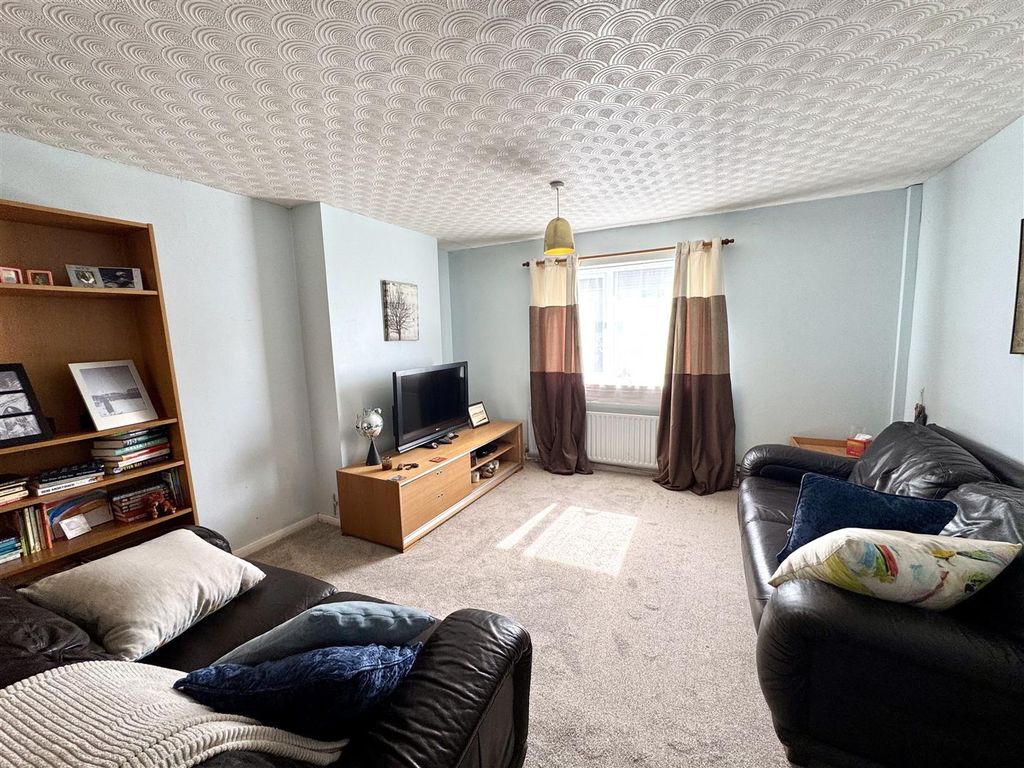 Property photo 2 of 18 Lounge