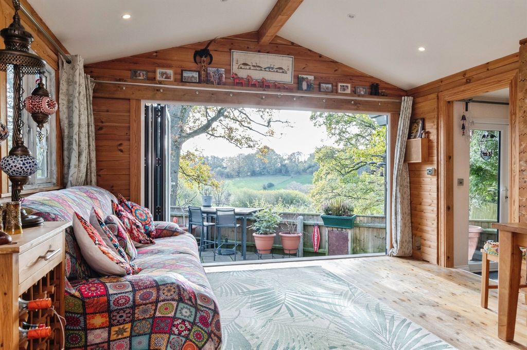 Property photo 2 of 25