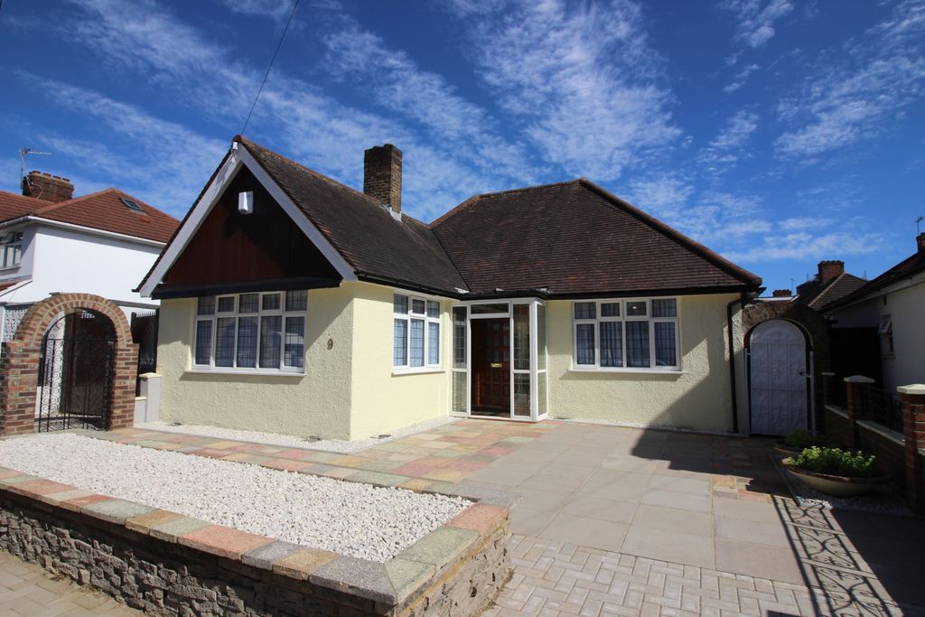 Property photo 1 of 13 9 Bovingdon Avenue (