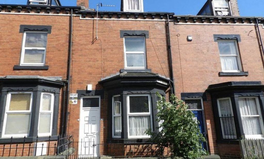 Property photo 1 of 6 Well-Maintained Terraced Brick House With A Bay Wi...