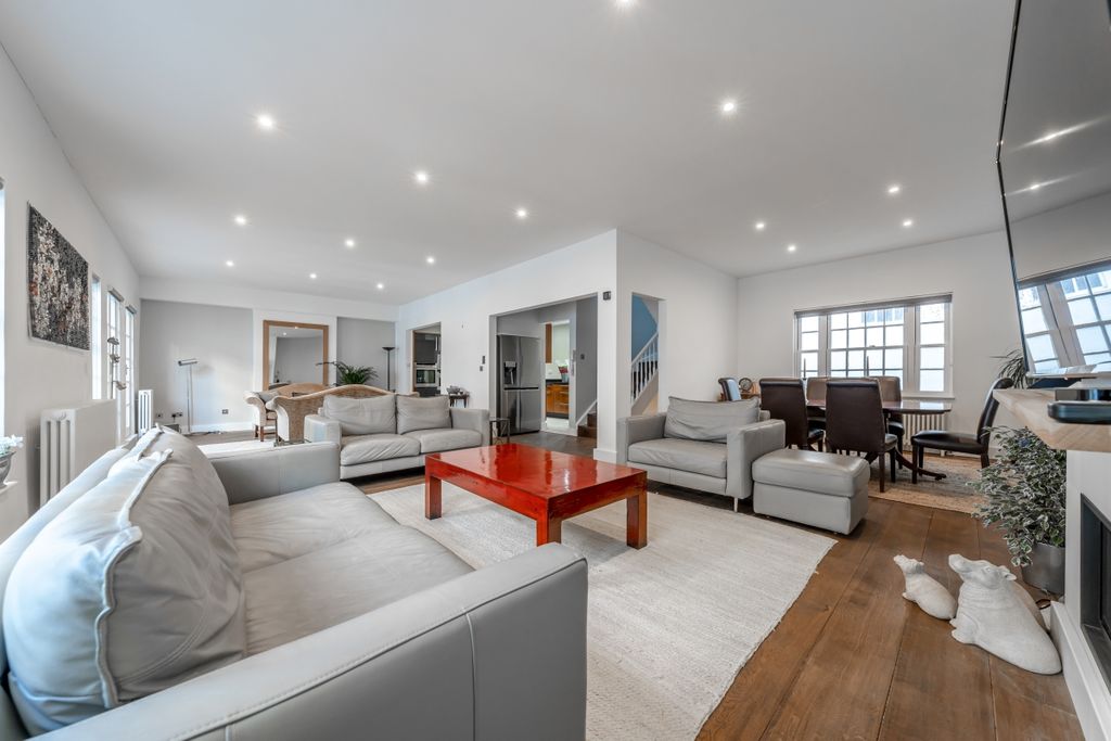 Property photo 3 of 24 Reception