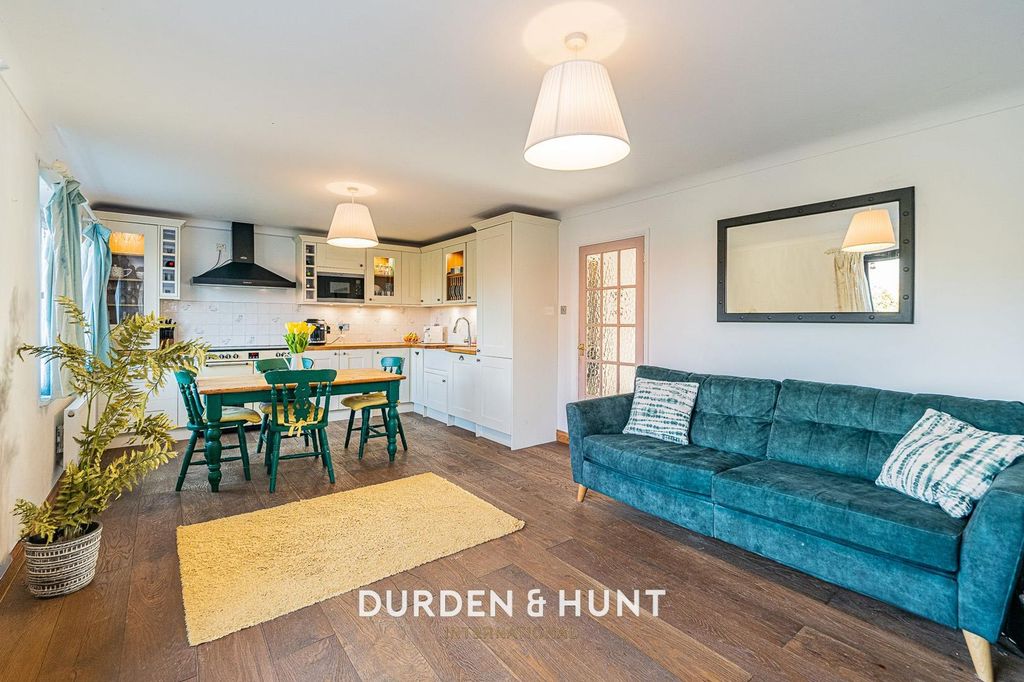 Property photo 2 of 27 Fyfield-22.Jpg