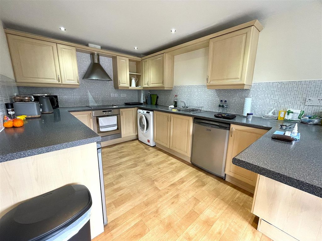 Property photo 3 of 16 Kitchen