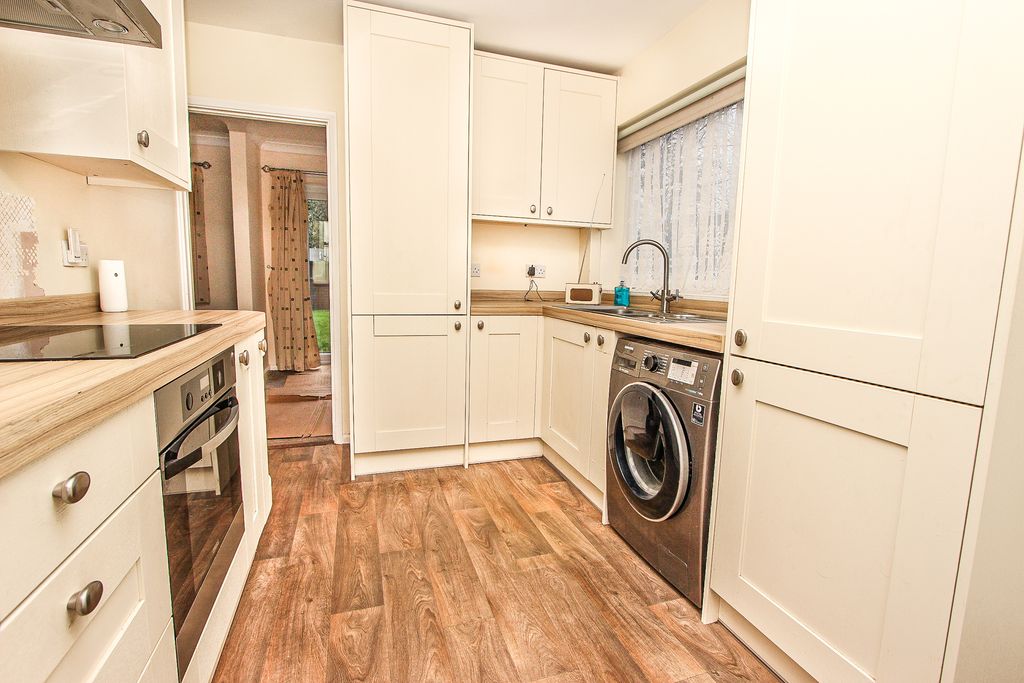 Property photo 2 of 9 Kitchen