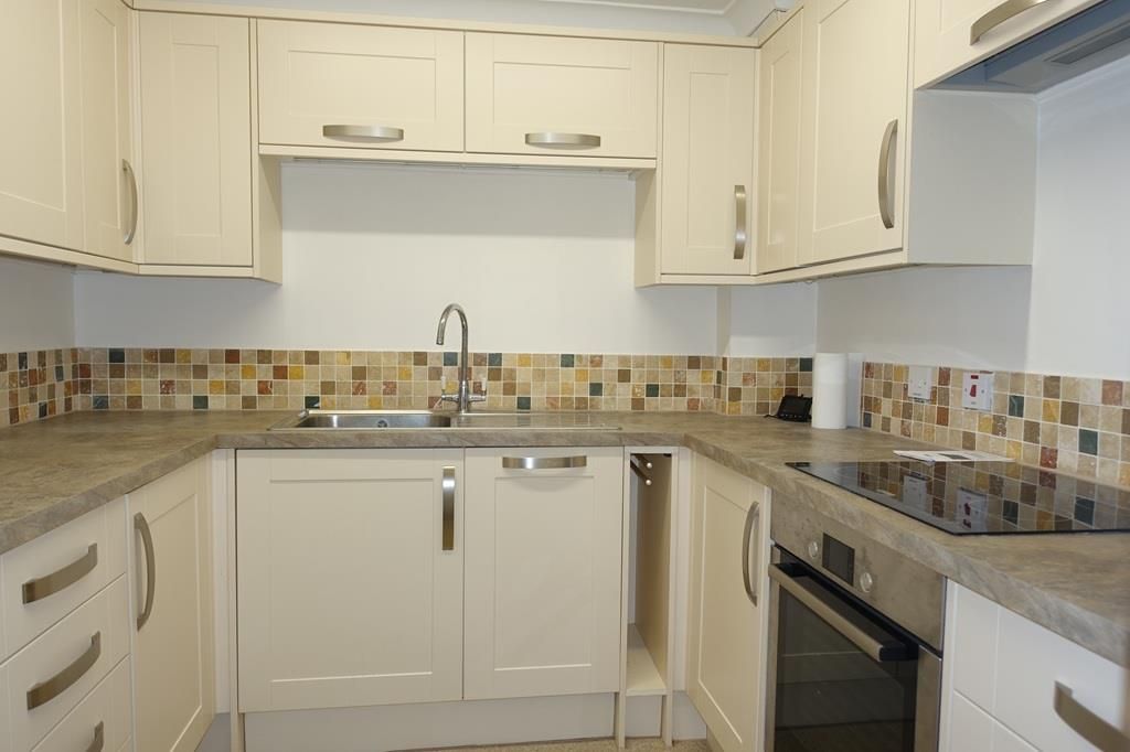 Property photo 3 of 18 Kitchen