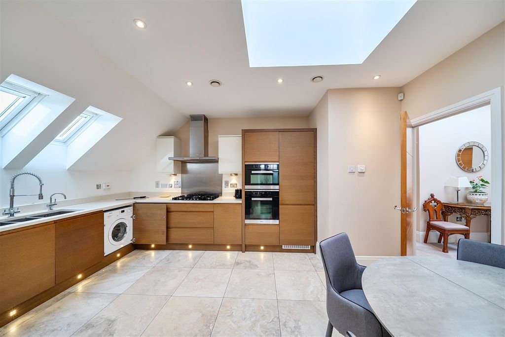 Property photo 2 of 17 Kitchen/Breakfast Room: