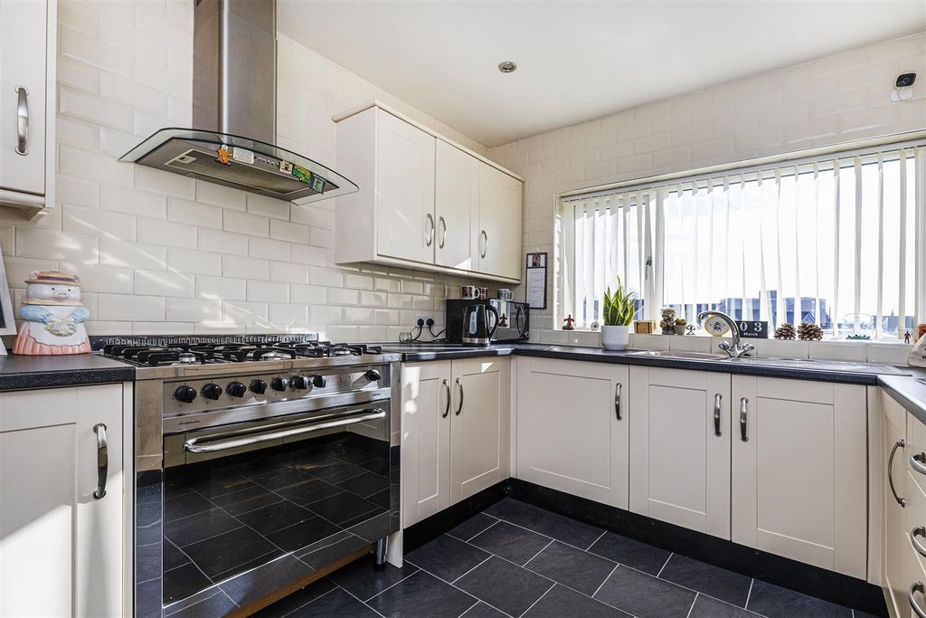 Property photo 2 of 33 Kitchen