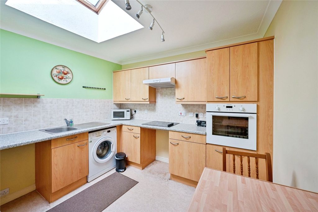 Property photo 3 of 11 Kitchen