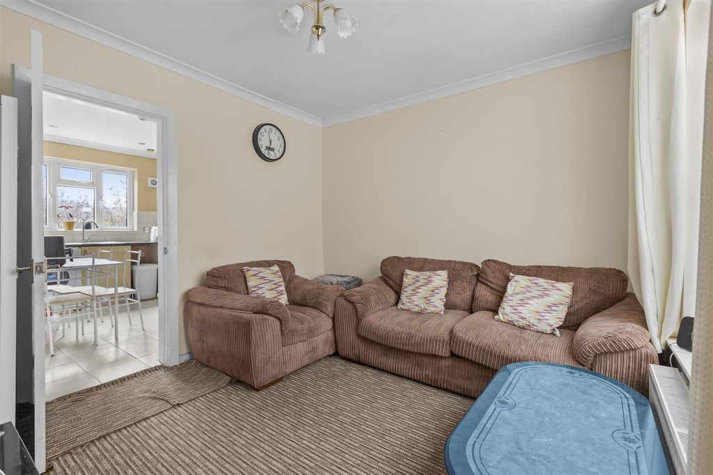 Property photo 2 of 13 60 Underwood Rd, Hp13 6Yb-4.Jpg