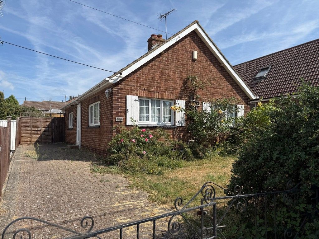 Property photo 1 of 11 Detached Bungalow With Driveway