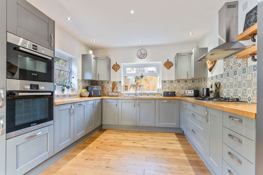 Property photo 3 of 34