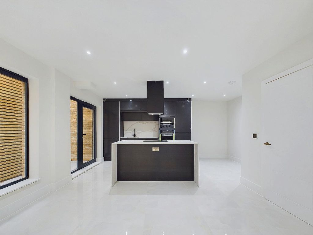 Property photo 3 of 7 Kitchen