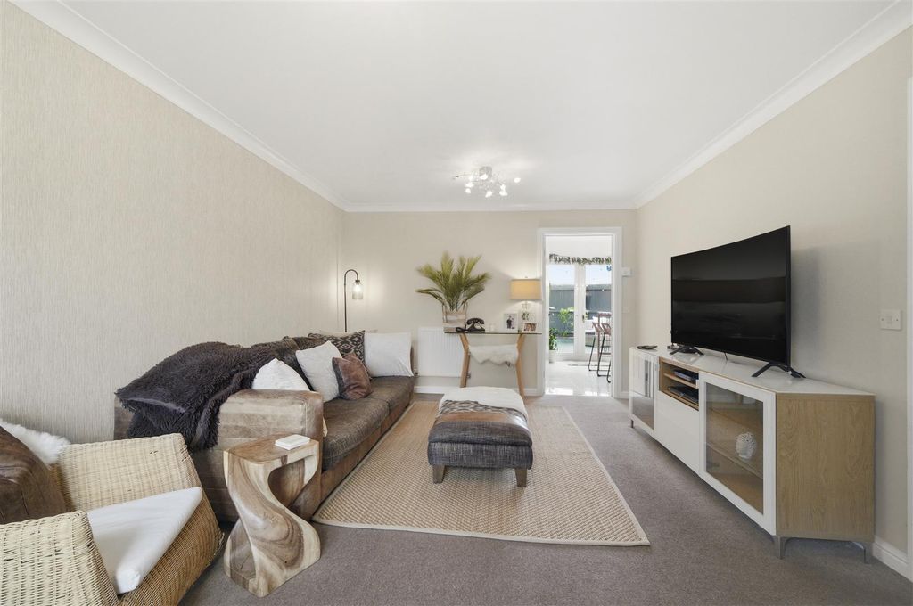 Property photo 3 of 33 Lounge