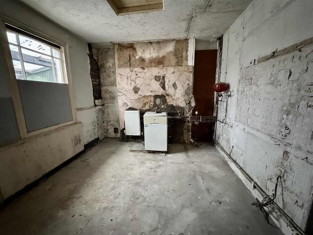 Property photo 3 of 18 Kitchen