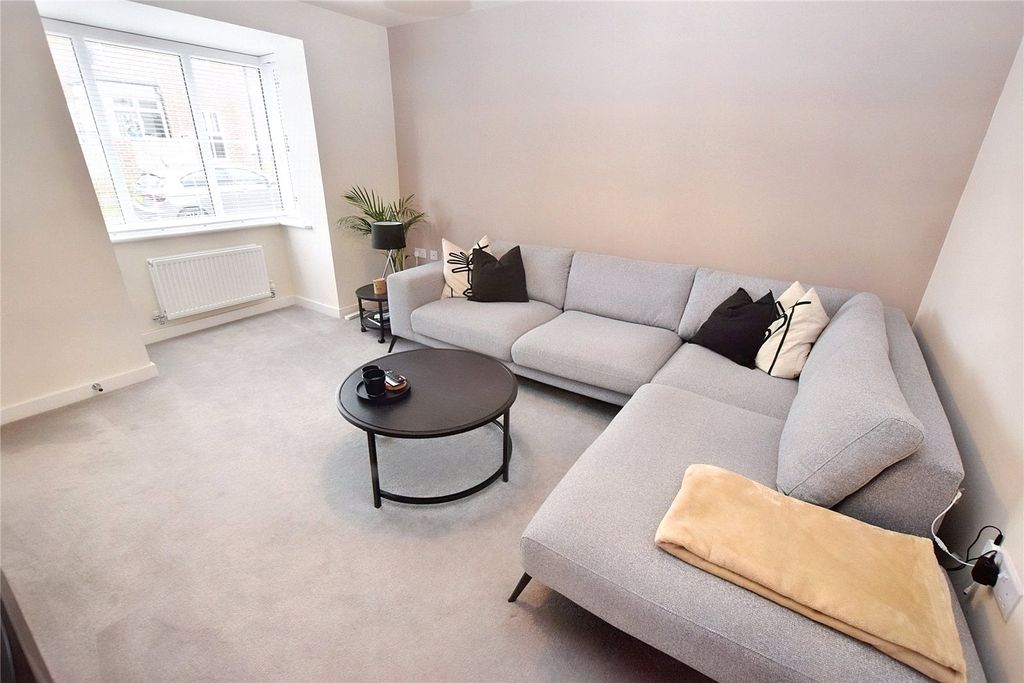 Property photo 3 of 17 Lounge