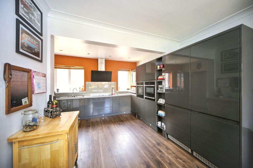 Property photo 2 of 24