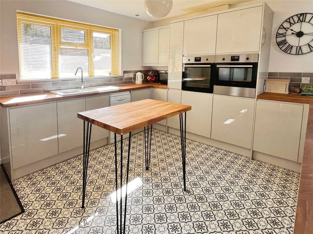 Property photo 2 of 18 Kitchen