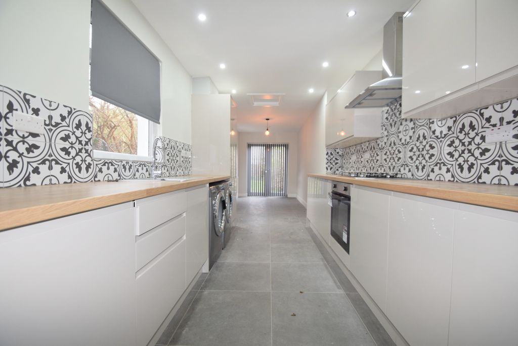 Property photo 1 of 20 Photo 4