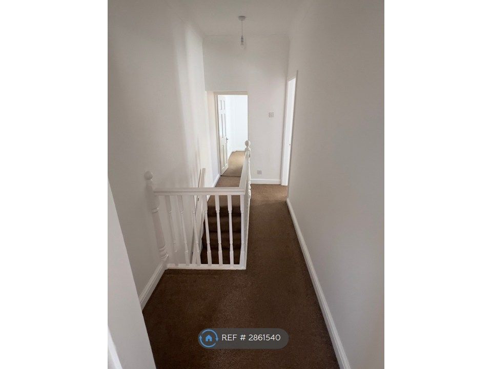 Property photo 3 of 11 Upper Hallway