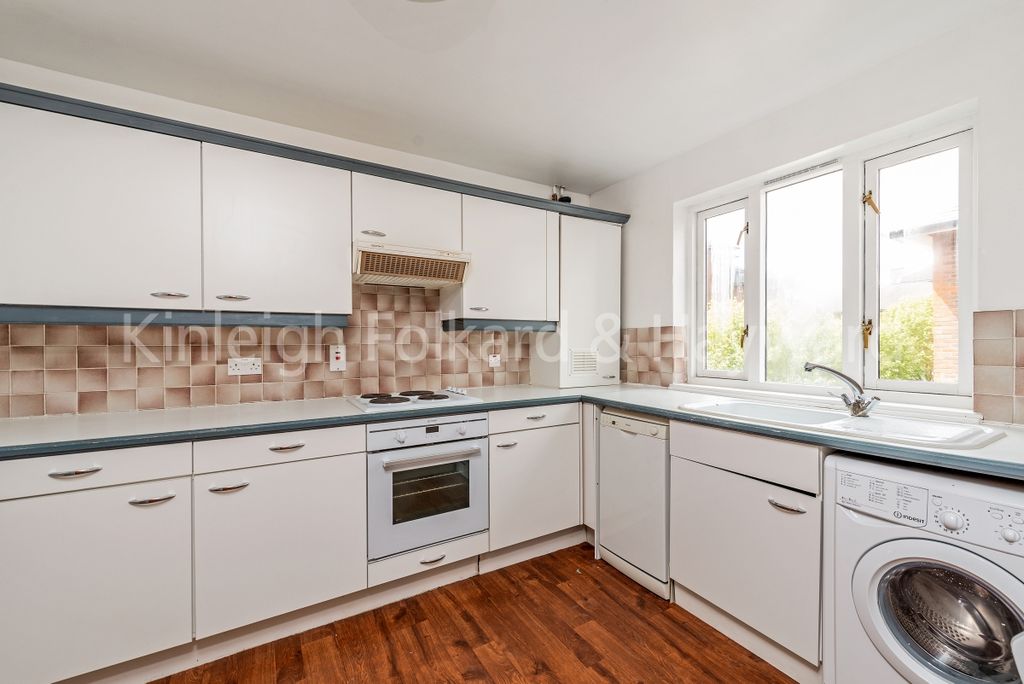 Property photo 2 of 7 Kitchen