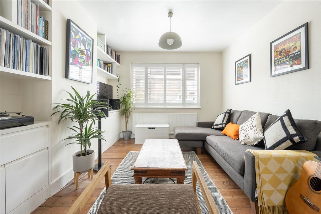 Property photo 1 of 26 Brettenham Avenue, E17