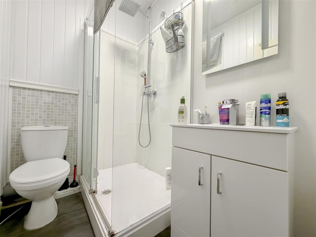 Property photo 1 of 5 Bathroom.Jpg