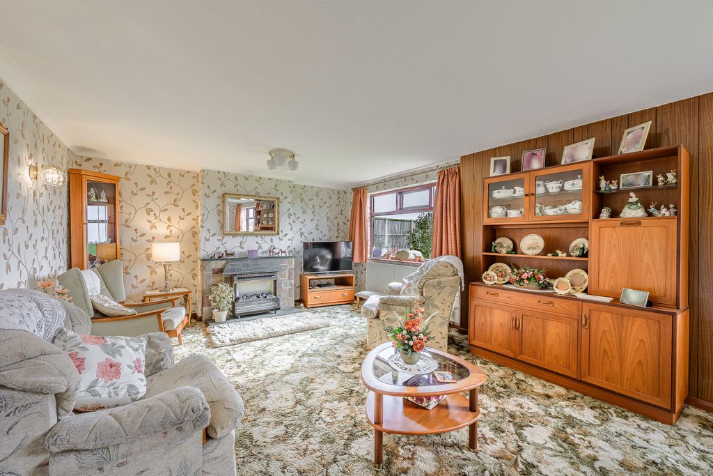 Property photo 3 of 33 Lounge