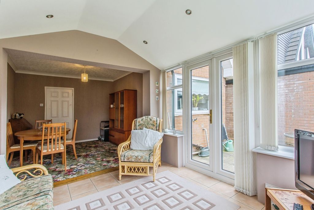 Property photo 3 of 17 Conservatory