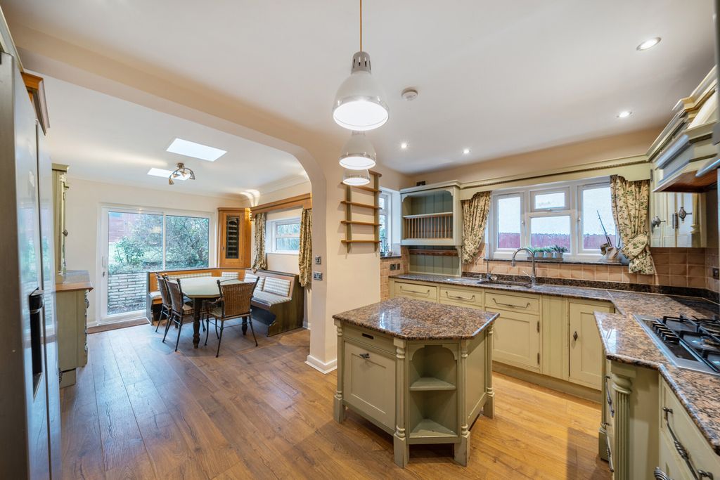 Property photo 1 of 19 1392815-10-694281...