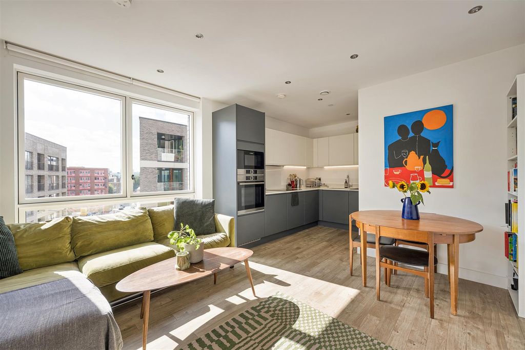 Property photo 2 of 21 Rookwood Way, E3