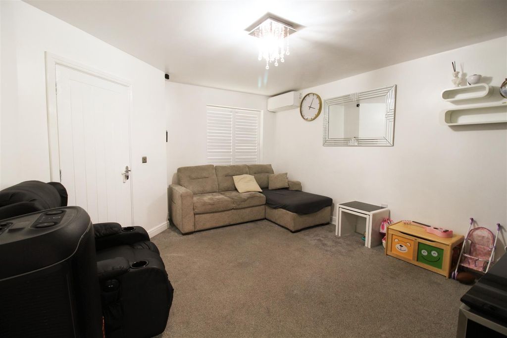 Property photo 2 of 17 Lounge.Jpg