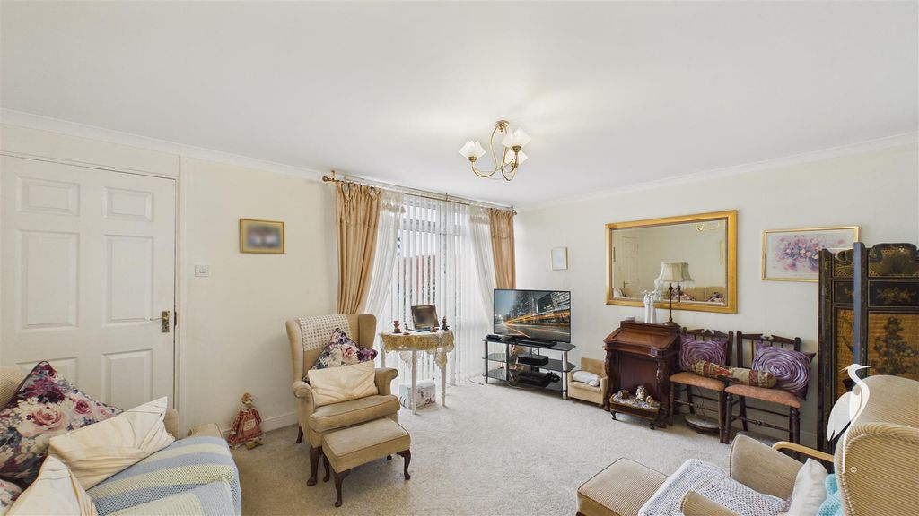 Property photo 2 of 19 Lounge