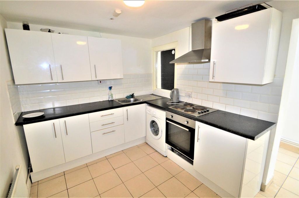 Property photo 3 of 12 Lincoln Street E11
