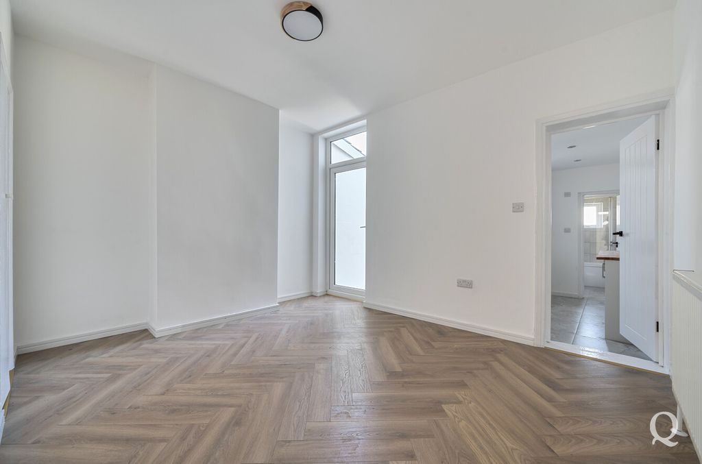 Property photo 3 of 23 1Ac4F4F0-B36E-4F1...
