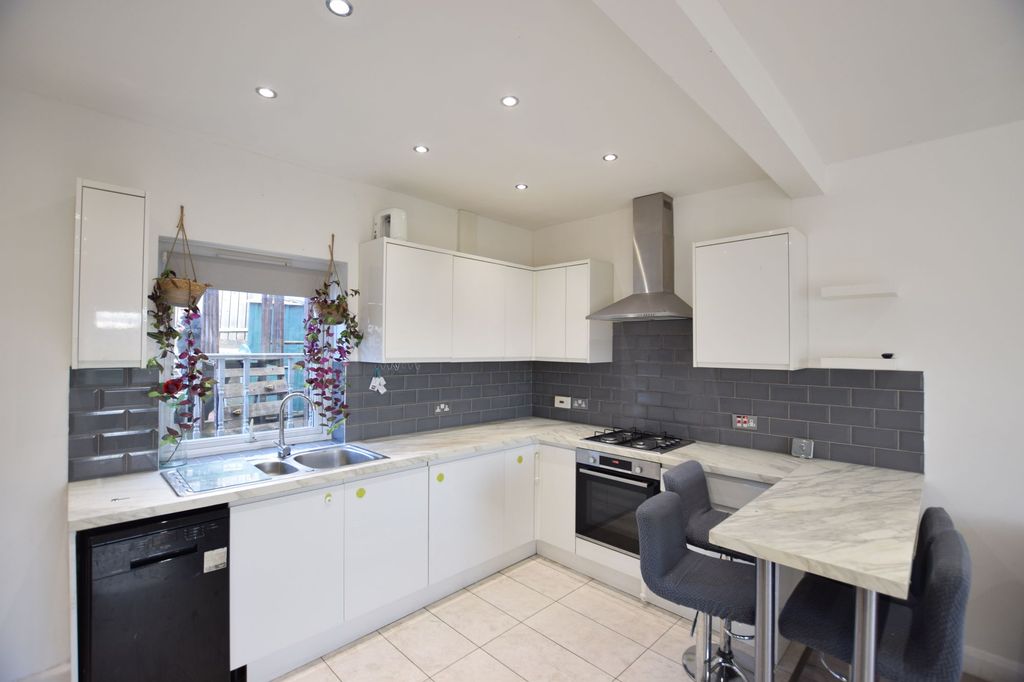 Property photo 1 of 8 Kitchen