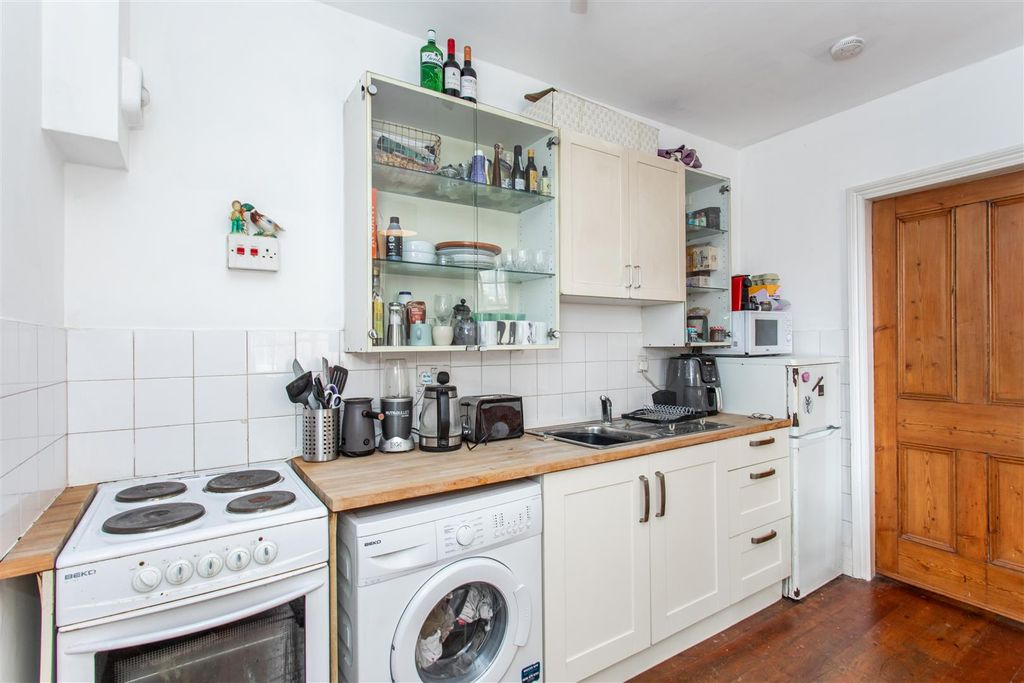 Property photo 3 of 11 Kitchen