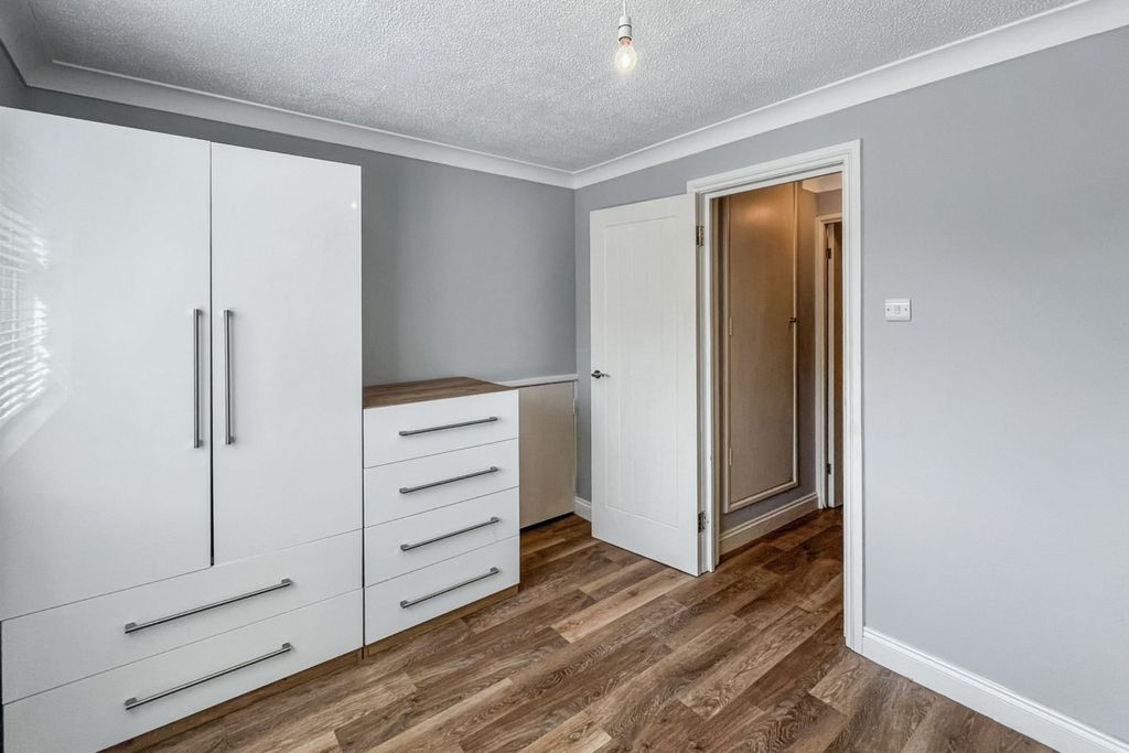 Property photo 2 of 10 290 Brangwyn Crescent, Wimbledon, London, Sw19 2Uf