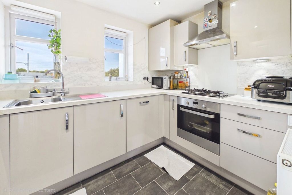 Property photo 3 of 19 Kitchen