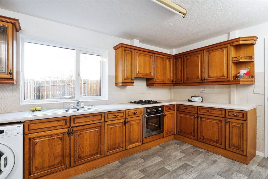 Property photo 2 of 15 Fitted Kitchen