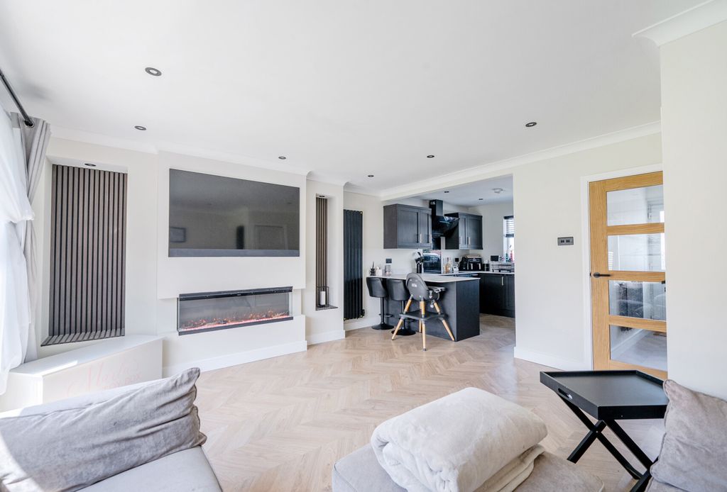 Property photo 2 of 22 1290858-10-682F16...