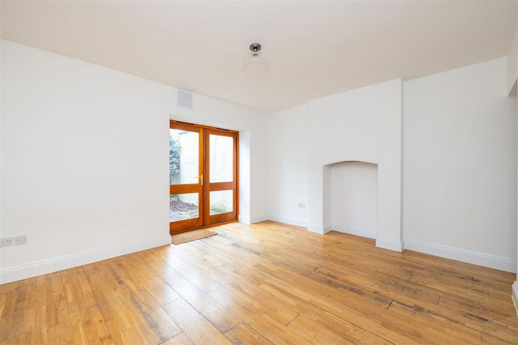 Property photo 3 of 14 Lounge