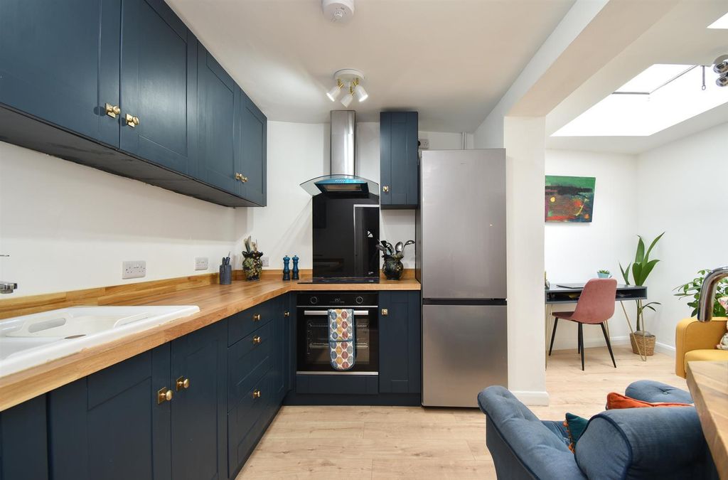 Property photo 3 of 12 Kitchen