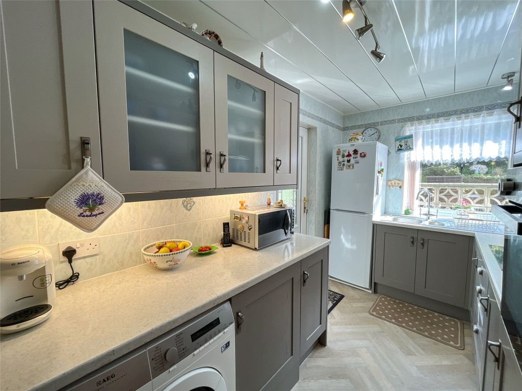 Property photo 3 of 19 Kitchen