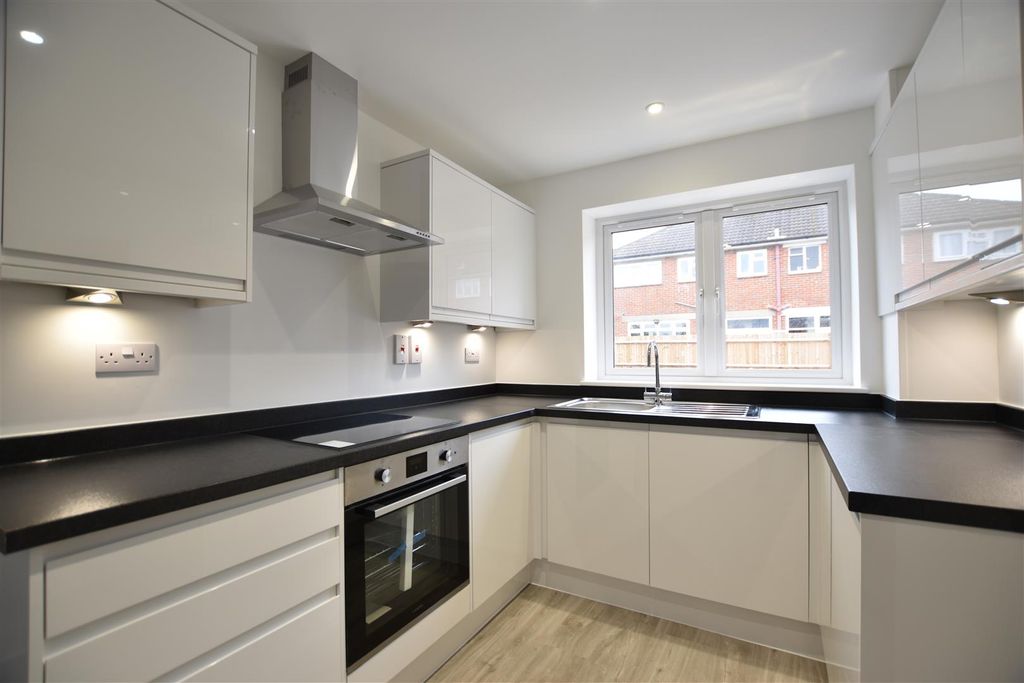 Property photo 3 of 10 Kitchen