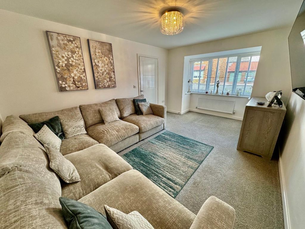 Property photo 3 of 31 Lounge