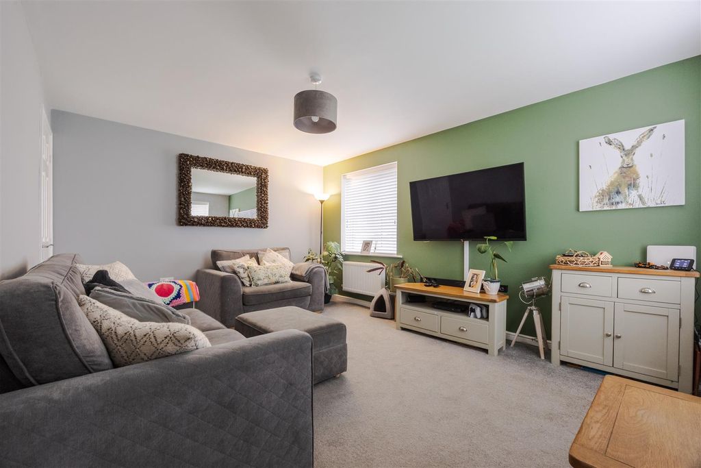 Property photo 3 of 16 Lounge