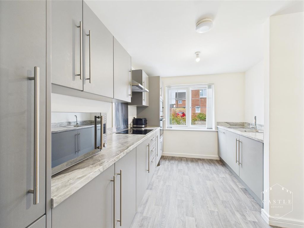Property photo 3 of 18 Dining Kitchen