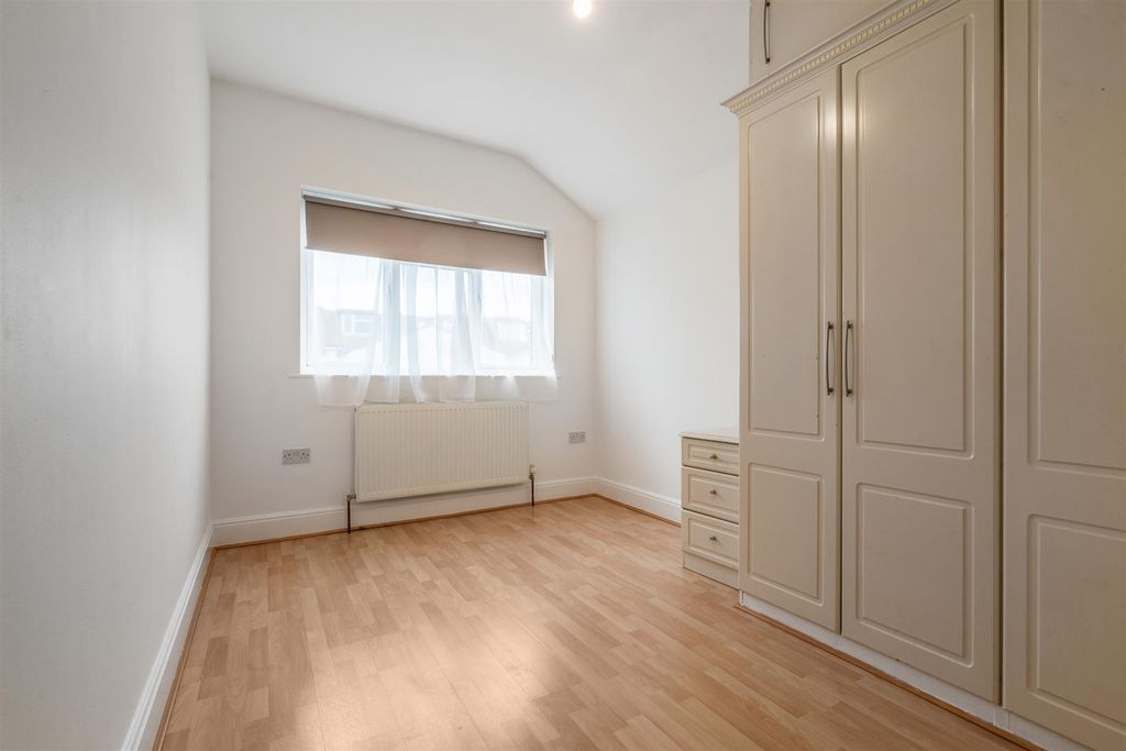 Property photo 2 of 10 Merton Hall Road Bedroom 1