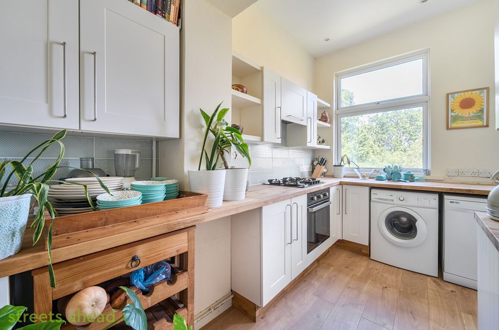 Property photo 2 of 16 4F8Fe07E-37Fd-4Bd...
