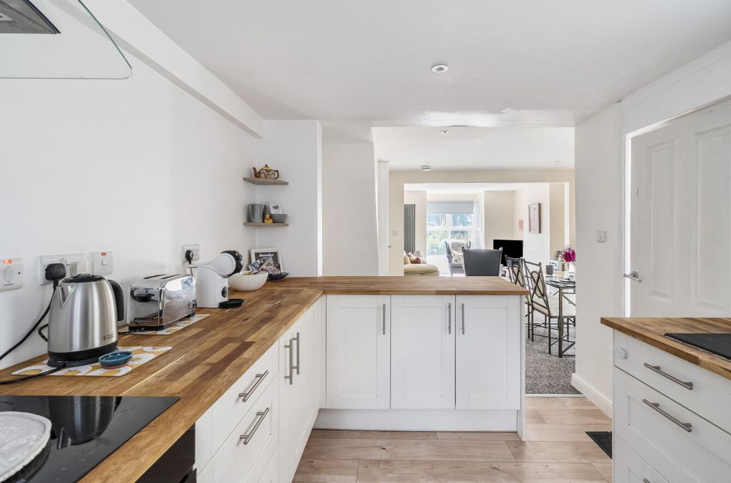 Property photo 2 of 25 1315448-16-685Aea...